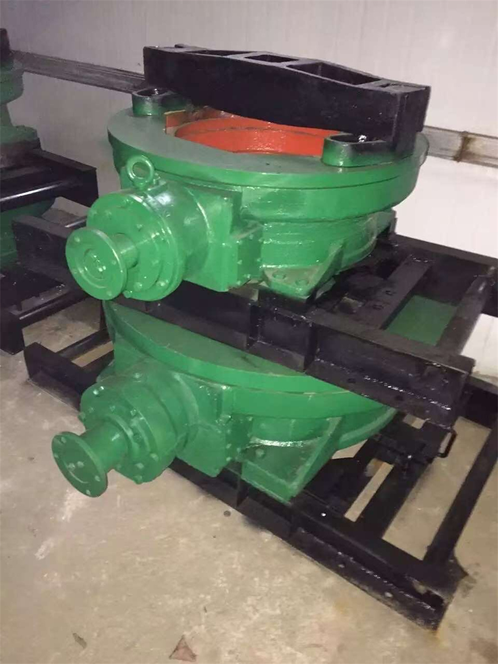 Turntable for water well drilling