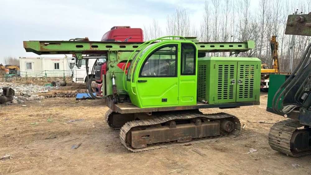 Cabin 360° Rotary 6 Cylinder Crawler Solar PV Pile drilling rig